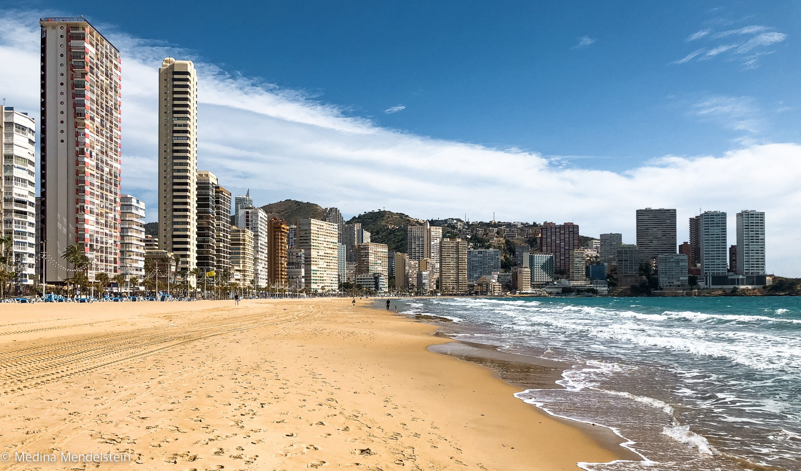 Fotografie aus Europa, Benidorm in Spanien: Hochhäuser stehen dicht an dicht am Strand.
