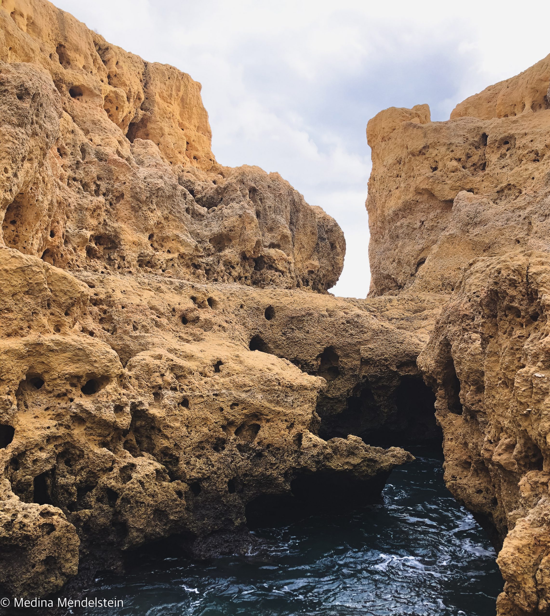 Fotografie aus der Algarve in Portugal, Europa: Skurrile Felsen an der Küste.