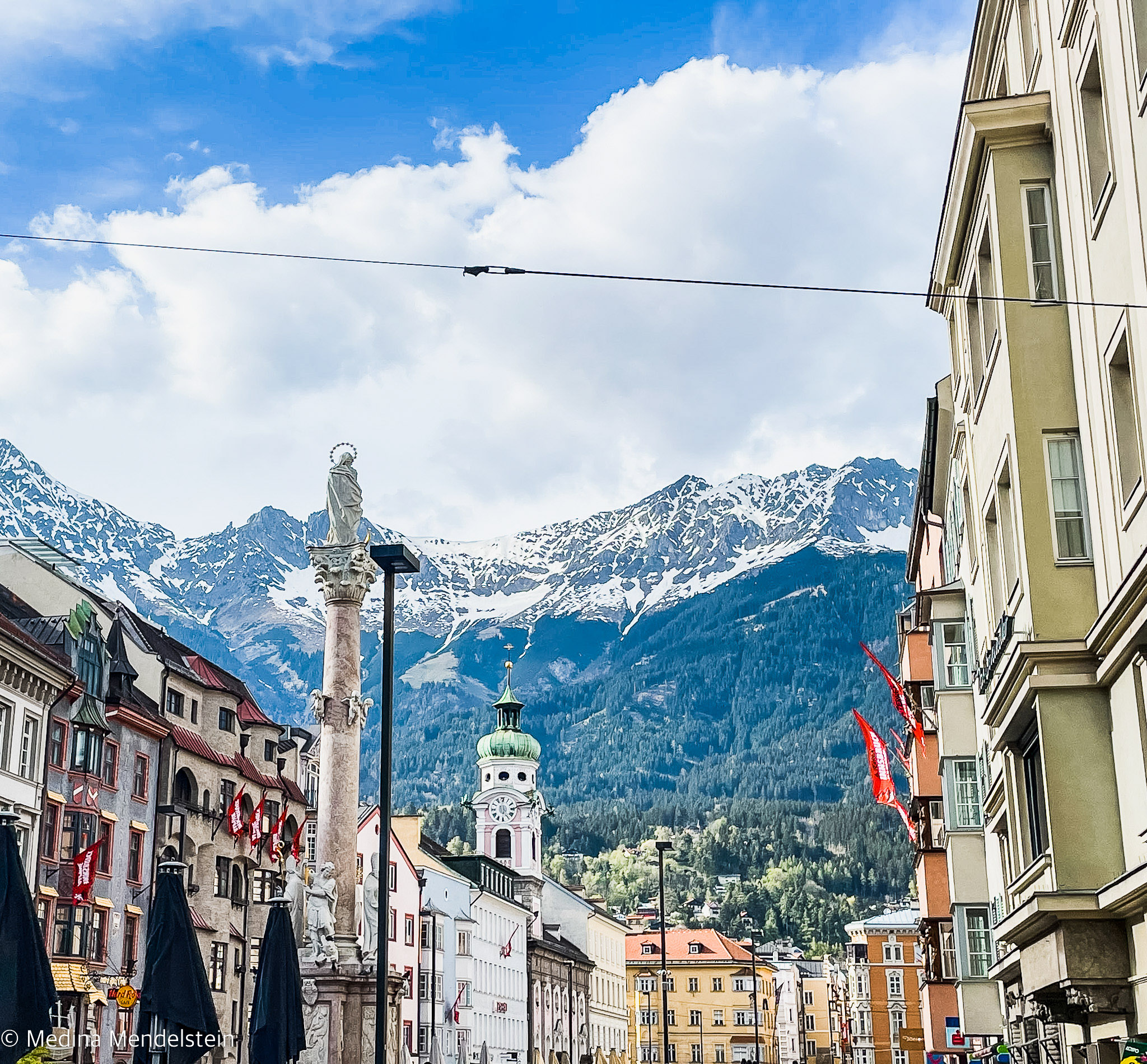 Österreich, Innsbruck: Zu sehen ist die Innenstadt, im Hintergrund Berge.