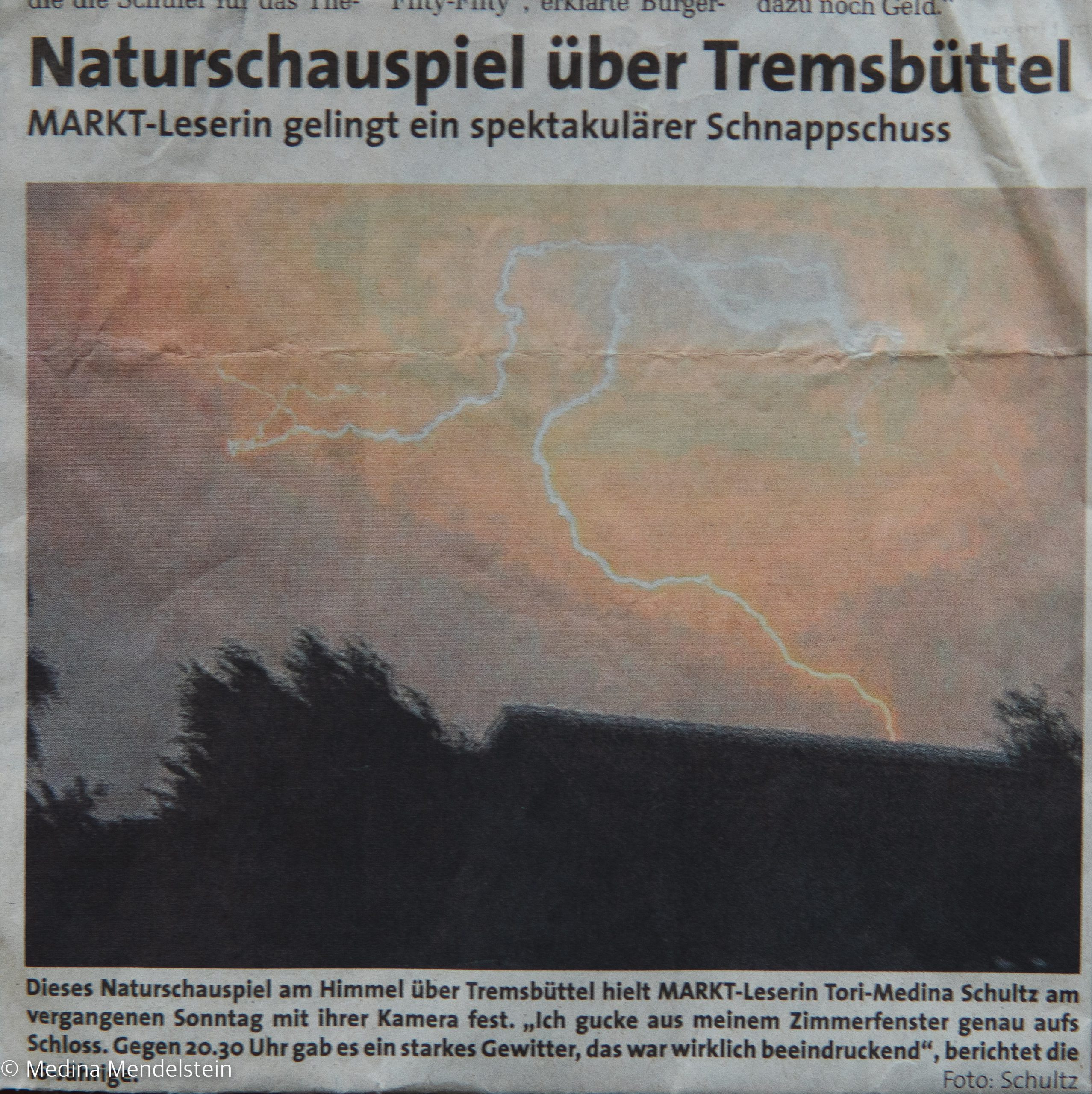 Fotografie von einem Blitz bei Gewitter. Mit diesem Bild bin ich in die Lokalzeitung gekommen.