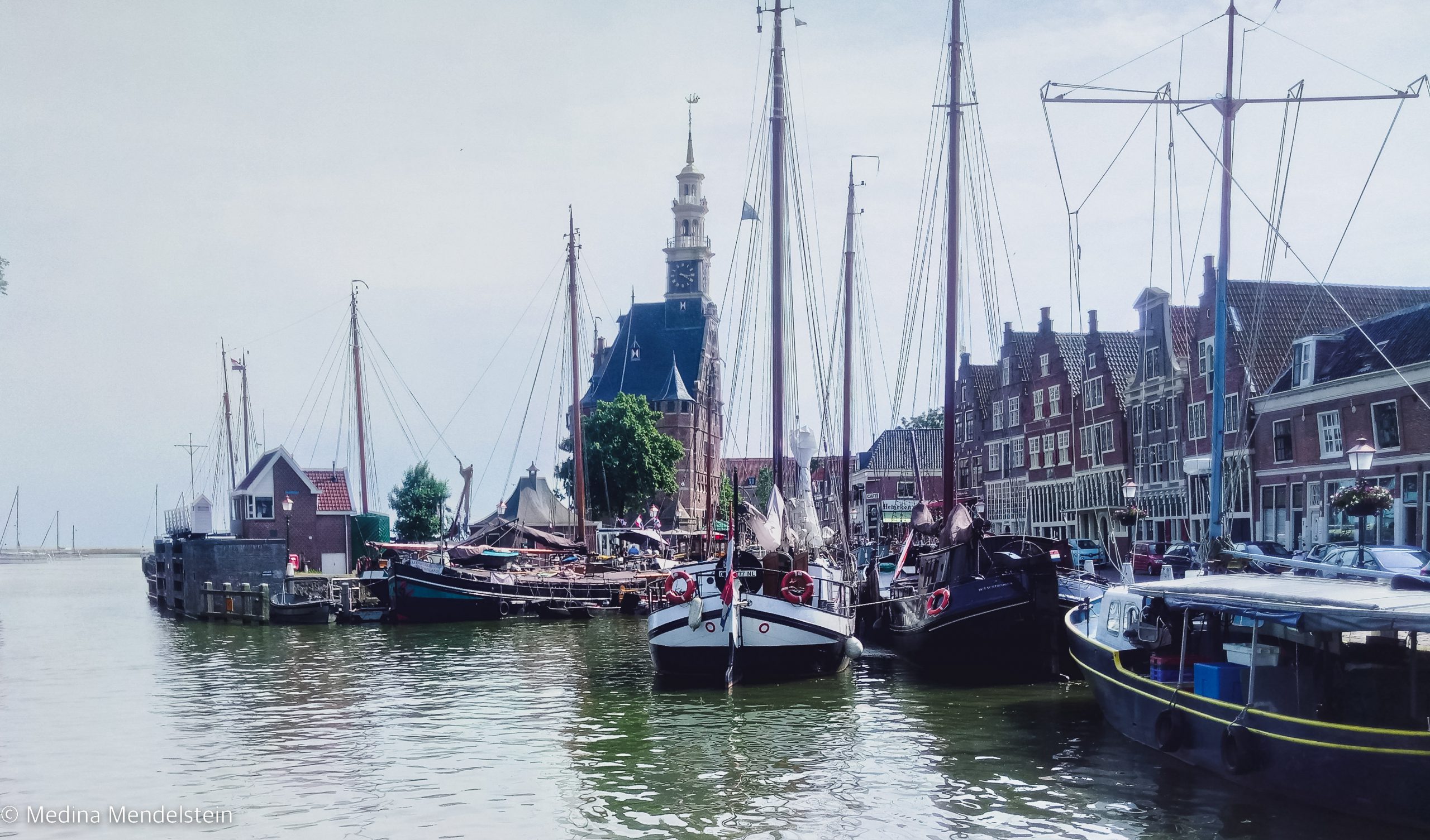 Flusskreuzfahrt nach Hoorn, Niederlande: Alte Schiffe liegen im Hafenbecken.