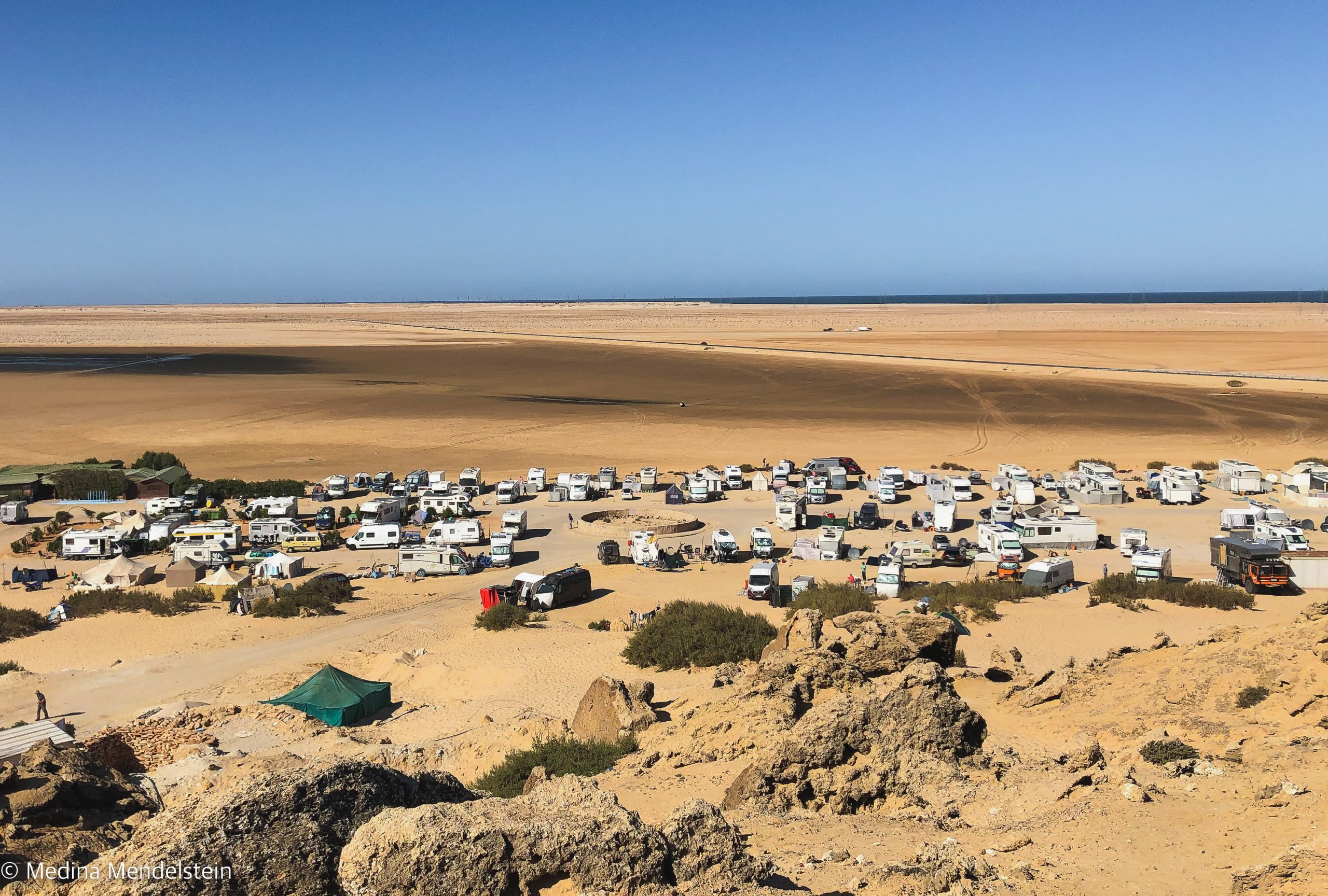Westsahara, Afrika: Campingplatz in Ad-Dakhla. Es sind viele Wohnmobile mitten in der Wüste zu sehen.